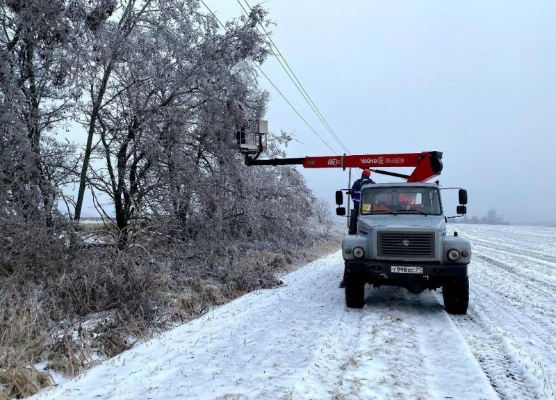 Энергетики Курской области продолжают восстановительные работы после непогоды