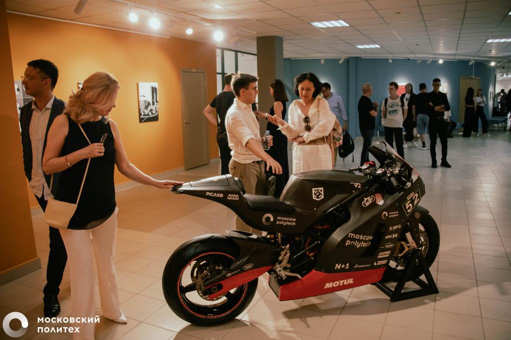 Возрождение инженерного искусства: Московский Политех представил галерею арт-объектов на встрече с лидерами автомобилестроения