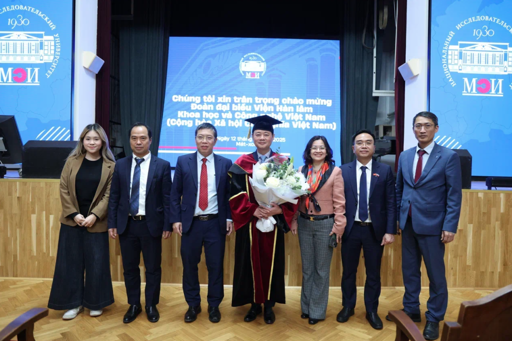 Первый заместитель президента Вьетнамской академии наук и технологий Чан Хонг Тхай удостоен звания «Почётный доктор МЭИ»