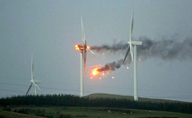 В Шотландии горят ветрогенераторы