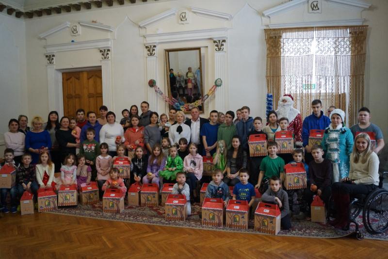 Сотрудники «Курскэнерго» поздравили с Новым годом воспитанников соцучреждений и детей из ПВР