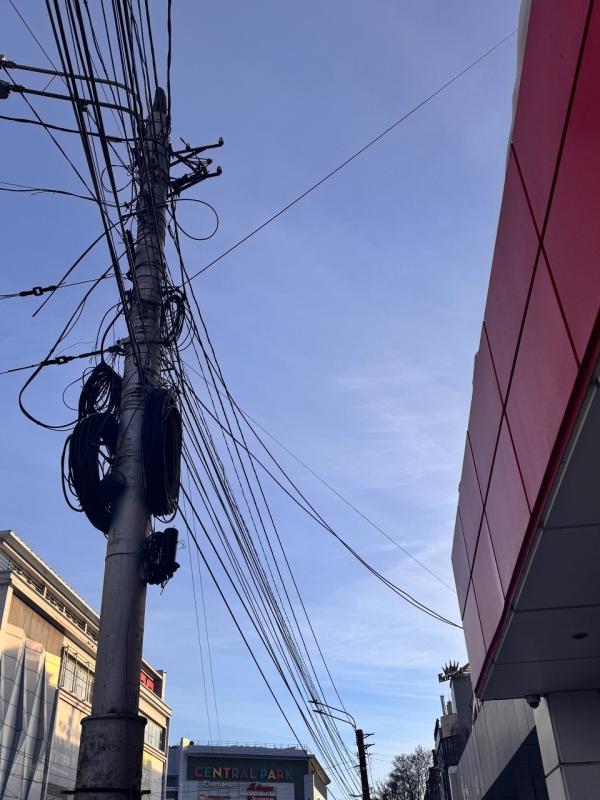 Связь без правил: энергетики «Курскэнерго» продолжают бороться с нелегальным подвесом интернет-кабелей на ЛЭП