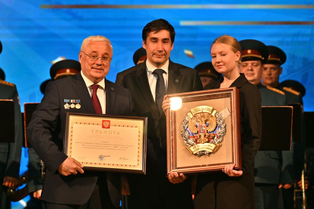 Евгений Грабчак вручил коллективу НИУ «МЭИ» Почетный знак Российской Федерации «За успехи в труде»
