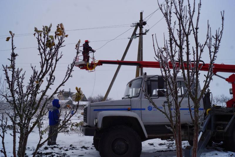 Энергетики восстанавливают нарушенное непогодой электроснабжение жителей Курской области