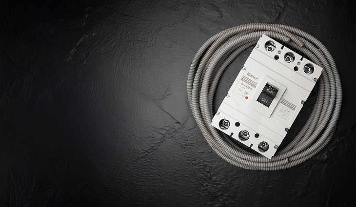 Новый инструмент для специалистов: брошюра по установке аксессуаров для автоматических выключателей в литом корпусе бренда EKF