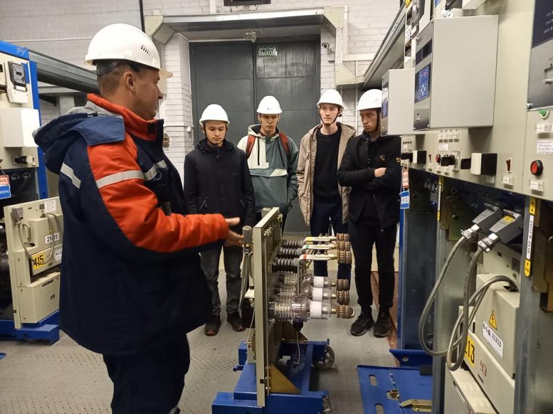 Сотрудники «Удмуртэнерго» провели экскурсию для студентов-энергетиков на подстанции «Калашников» в Ижевске