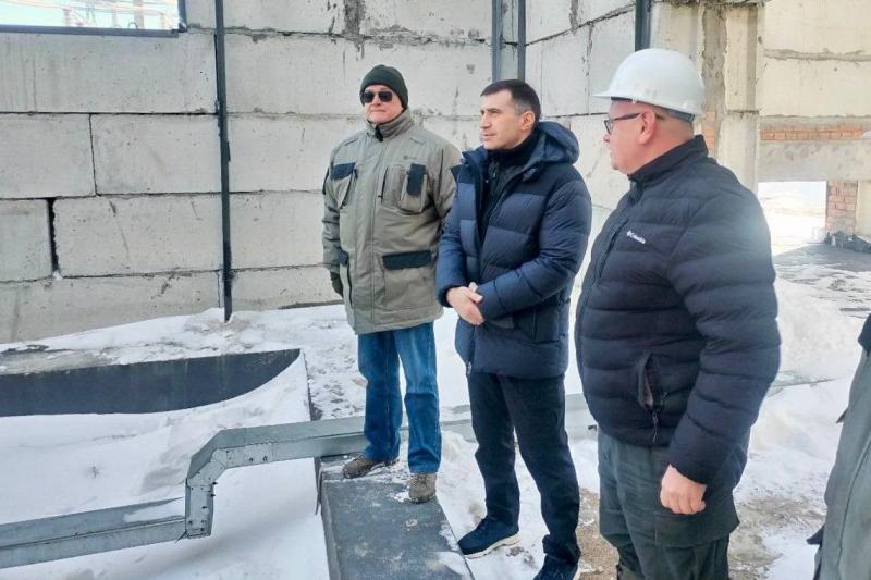 Борис Эбзеев проверил работу сотрудников компании, помогающих в восстановлении электросетевых объектов в ДНР